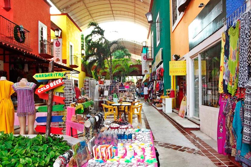 recorrido en plazas tradicionales del centro de Cancún